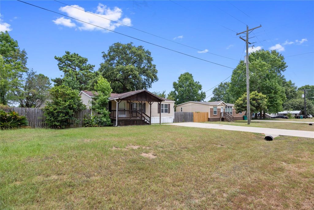 Front yard and street view in the Pin Oak subdivision of Willis TX