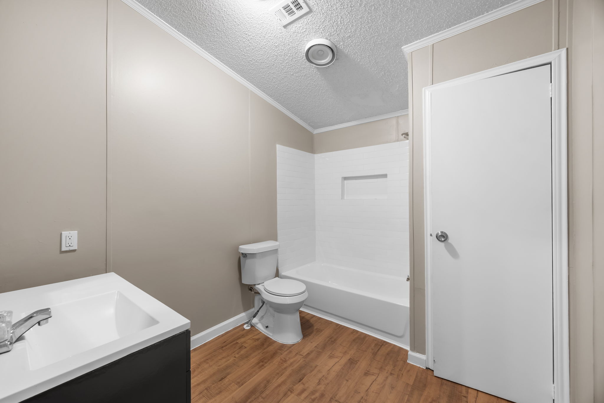 Second bath with tub and shower combination. 14279 Shadow Bay Dr, Willis TX