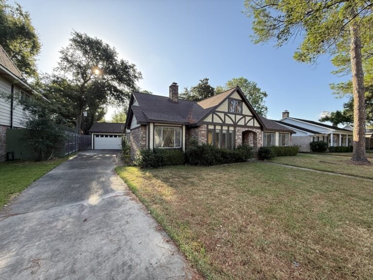 2830 Shadowdale Dr Houston TX long private driveway to the detached garage