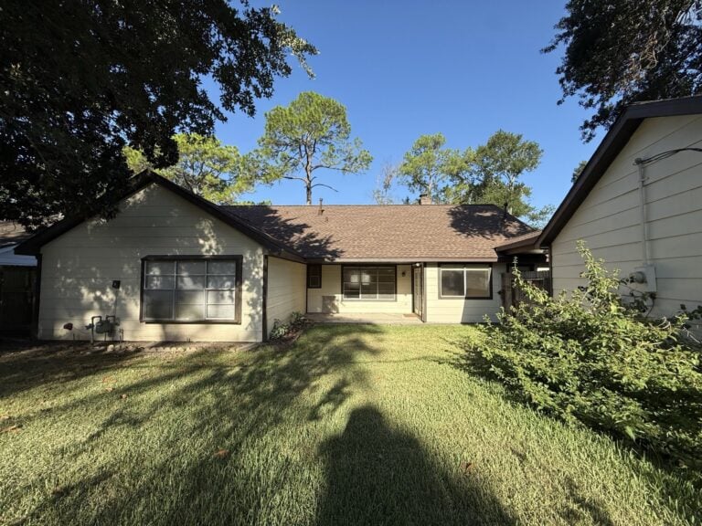 2830 Shadowdale Dr Houston TX backyard lawn behind the home