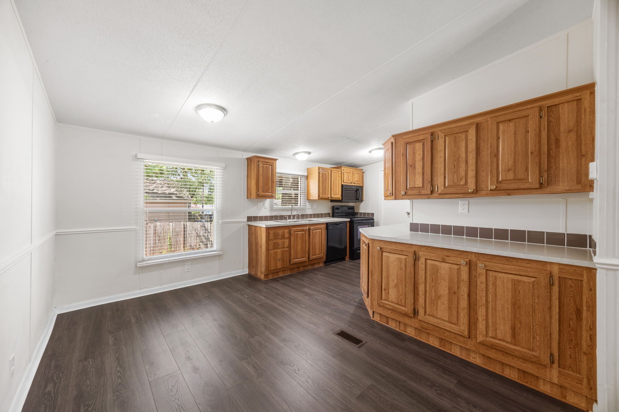 9642 Live Oak Trl Willis TX - Dining area open to the kitchen