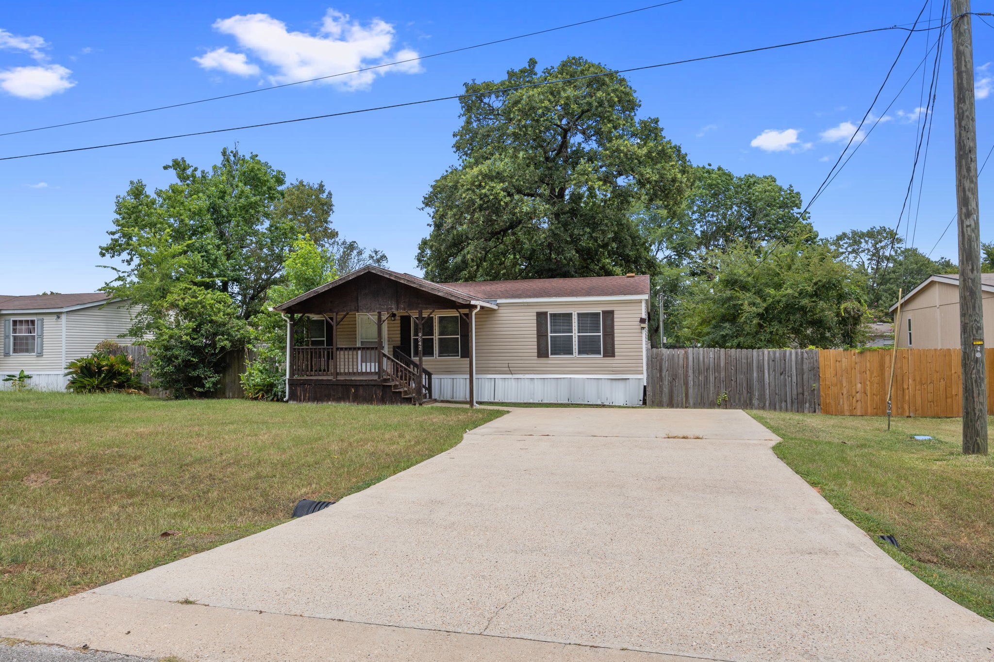 9642 Live Oak Trl Willis TX - Private double-wide driveway and front elevation