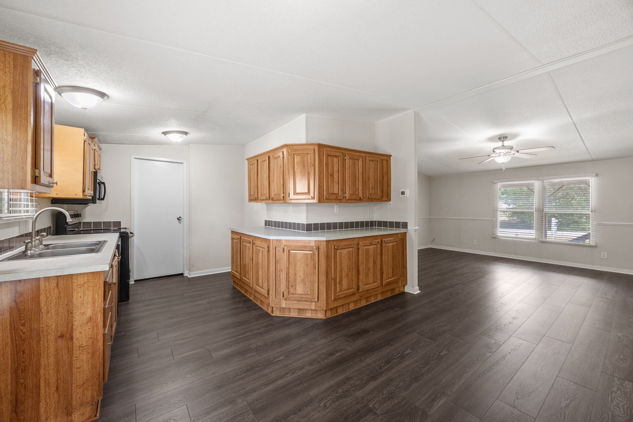 9642 Live Oak Trl Willis TX - Kitchen peninsula open to the living area