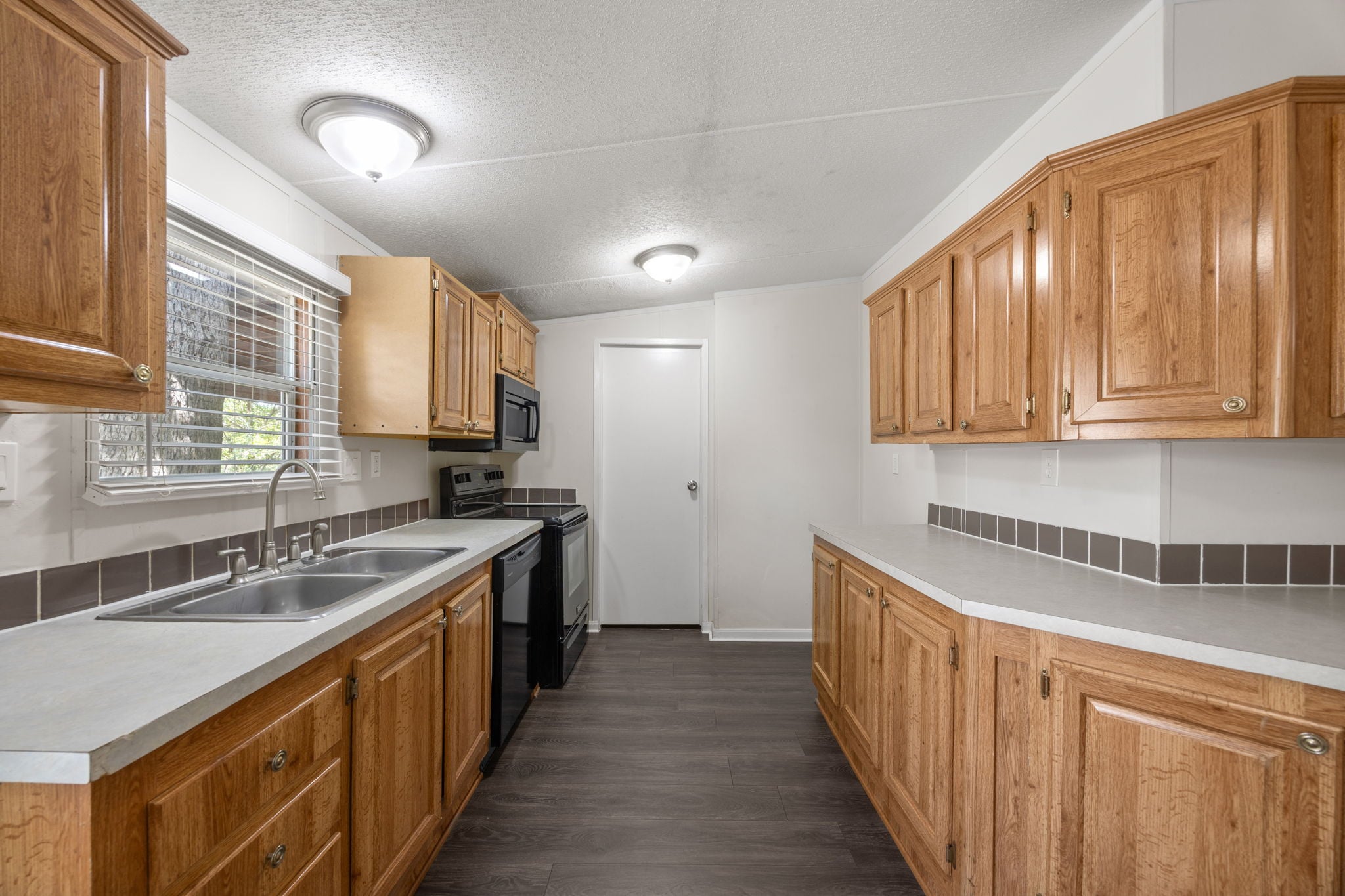 9642 Live Oak Trl Willis TX - Kitchen with window over the sink and full appliance package