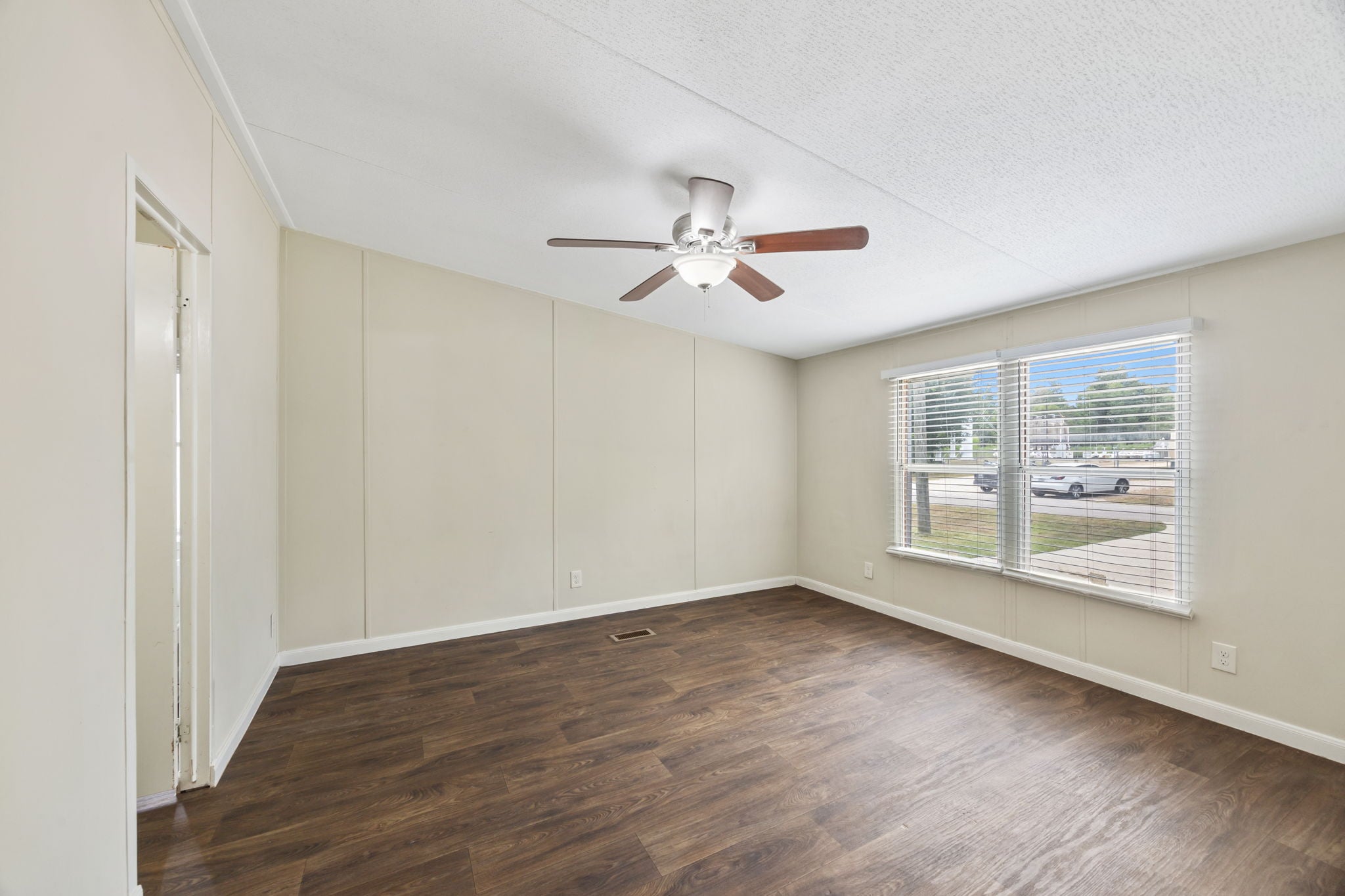 9642 Live Oak Trl Willis TX - Spacious primary bedroom with ceiling fan